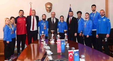 Anadolu Üniversitesi Rektörü Prof. Dr. Fuat Erdal madalya ve kupalarla dönen öğrencilerle buluştu