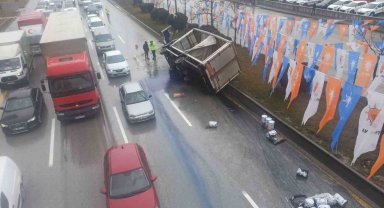 Ankara'da boya yüklü kamyon devrildi, yol maviye boyandı