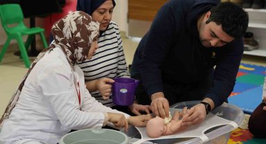 Anne ve baba adayları doğum öncesi ve sonrası için eğitim alıyor