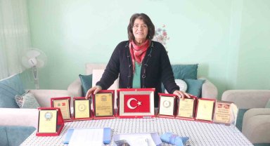 Arkadaşlarının hazırladığı pankartla başladı, çeyrek asırdır muhtarlık yapıyor