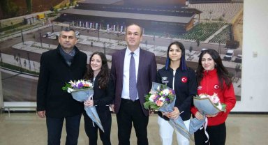 Avrupa rekoru kırarak 3 altın madalya kazanan milli halterciler Konya'da