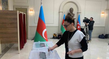 Azerbaycanlılar ülkelerindeki seçim için Ankara'da sandık başına gidiyor
