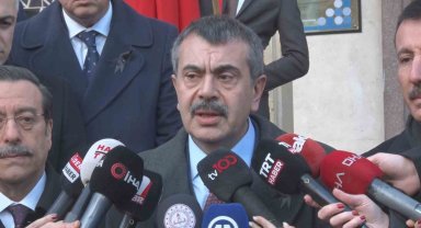 Bakan Tekin, 6 Şubat depremlerinde hayatını kaybeden vatandaşları öğrencilerle birlikte andı