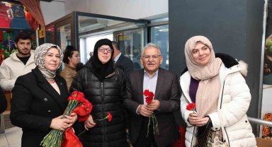 Başkan Büyükkılıç, Köşk Sosyete esnafıyla kucaklaşarak, karanfil dağıttı