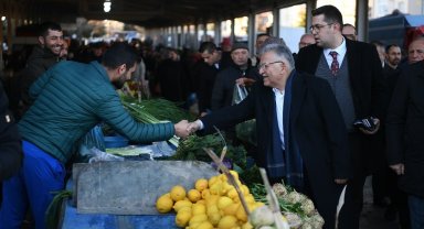 Başkan Büyükkılıç'tan Esenyurt Semt Pazarı'na ziyaret