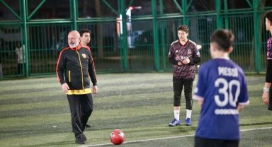 Başkan Çolakbayrakdar, halı sahada gençlerle ter döktü