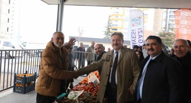 Başkan Palancıoğlu yeni açtıkları pazar yerinde alışveriş yaptı, vatandaşlarla bir araya geldi