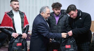 Başkan Yalçın kınalı kuzularla