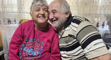 Beyinden pıhtı atması sonucu 13 yıl önce felç geçiren eşine gözü gibi bakıyor