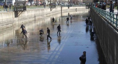 Beyşehir Gölü'nden kanala dökülen balıkları toplamak için birbirleriyle yarıştılar