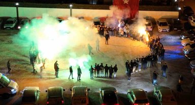 Bir anda evinin önünde toplanıp sürpriz yaptılar