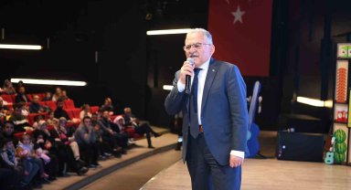 Büyükkılıç, miniklerin çocuk tiyatrosu mutluluğuna ortak oldu
