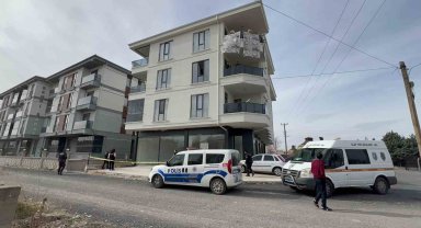 Cam balkon ustası montaj yaparken 3 kattan düşerek ağır yaralandı