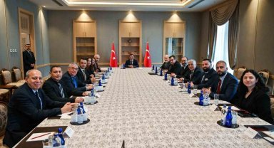 Cumhurbaşkanı Yardımcısı Yılmaz, ATİAD Başkanı ve yönetim kurulu üyeleriyle bir araya geldi