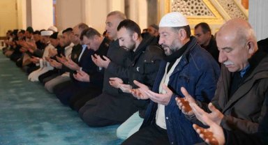 Depremde hayatını kaybedenler için sabah namazında dua edildi