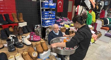 Depremzede aile 6 Şubat depremlerinin yıl dönümünde hayır pilavı dağıttı