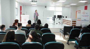 Diksiyon Eğitmeni Gün: "Dijital dünyadaki hız gençlerin diksiyonunu olumsuz etkiliyor"