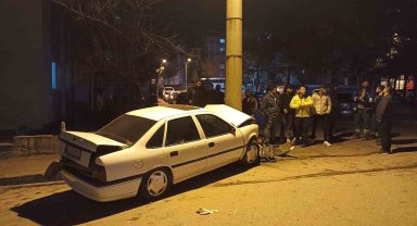 Direksiyon hakimiyetini kaybetti, aydınlatma direğine çarptı: 3 yaralı