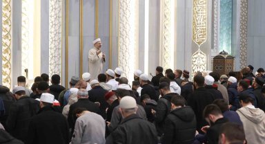 Diyanet İşleri Başkanı Erbaş sabah namazında öğrencilerle buluştu