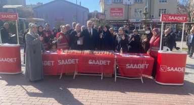 Erbakan’ın Vefatının Yıl Dönümü Dolayısıyla Lokma Tatlısı Dağıtıldı