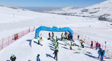 Erciyes'te Diplomatik Kayak ve Snowboard Yarışı yapıldı