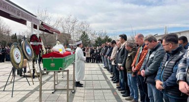 Eskişehir'de trafik kazasında hayatını kaybeden öğretim üyesi ve kızı son yolculuğuna uğurlandı