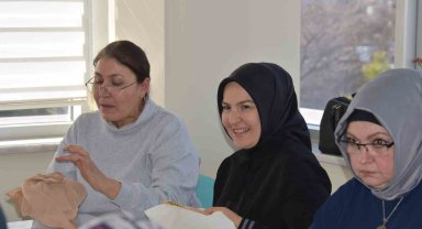Fatma Çolakbayrakdar, büyük bir ustalıkla işlediği kanaviçe sanatında iz bıraktı