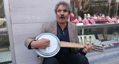 Gazi ekmek parasını sokakta müzik yaparak çıkarıyor
