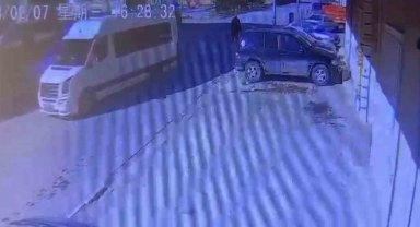 Geri giden minibüs yaşlı adamı ezdi, o anlar kameraya yansıdı