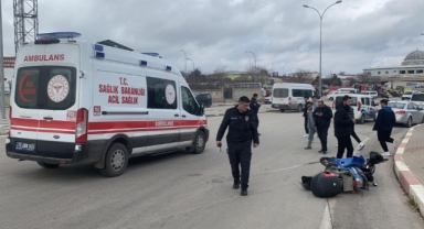Hafif ticari araçla çarpışan motosikletin sürücüsü yaralandı