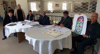 Hataylı depremzede, sanatını yaşlılara öğretiyor