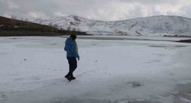 Hava sıcaklığının düştüğü kentte gölet buz tuttu