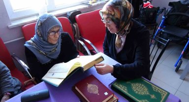 Huzurevindeki yaşlılar Kur'an-ı Kerim öğreniyor