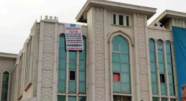 İYİ Partili milletvekilinden parasını alamadığını iddia eden esnaftan pankartlı tepki