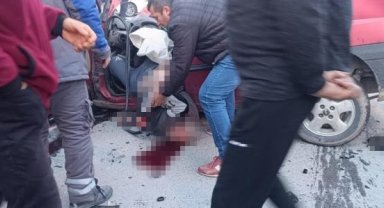 Kamyon ile hafif ticari araç kafa kafaya çarpıştı: 1 ağır yaralı