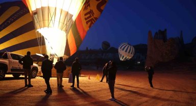 Kapadokya'da balonlar 'Savaşa Hayır' pankartları ile havalandı