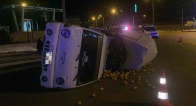 Karaman'da devrilen narenciye yüklü kamyonetin sürücüsü ölümden döndü