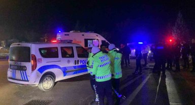 Karaman'da polis aracı ile otomobil çarpıştı: 1'i polis 4 yaralı