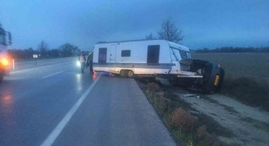 Karavan bağlı otomobil şarampole devrildi: 1 yaralı