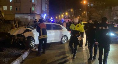 Kayseri'de otomobil direğe çarptı: Anne ve kızı yaralandı