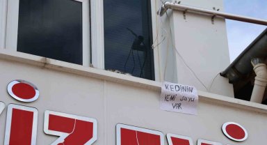 Kedi için balkonuna ekmek atanları yazı asıp uyardı: "Kedinin yemi, suyu var"