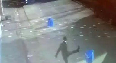 Kedi yuvalarını tekmeleyerek dağıtan şahıs güvenlik kameralarına yakalandı