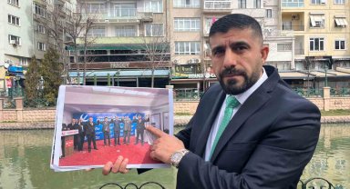 Kendisinden habersiz başka bir aday gösterildi, yaklaşık 250 kişi ile partisinden istifa etti