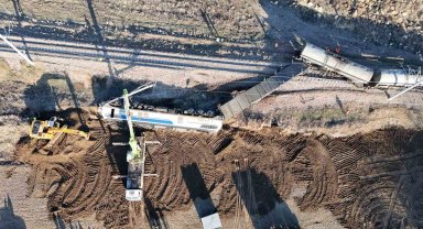 Kırıkkale'de devrilen zift yüklü treni kaldırma çalışmaları sürüyor