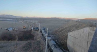 Kırıkkale'de raylara üzerine yıkılan istinat duvarına çarpan tren raydan çıktı
