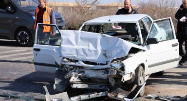 Kırmızı ışıkta bekleyen araca çarpan otomobilin sürücüsü ve eşi hayatını kaybetti
