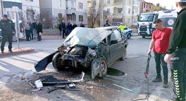 Kırmızı ışıkta bekleyen minibüse otomobil çarptı: 1 ölü, 2 yaralı