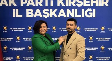 Kırşehir'de CHP'den istifa eden üyeye yeni rozetini AK Parti İl Başkanı Ünsal taktı