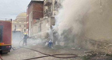 Konya'da apartmanın yanına yapılan depoda yangın