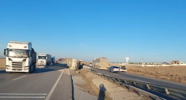 Konya'da buğday yüklü tır devrildi: 1 ölü, 1 yaralı